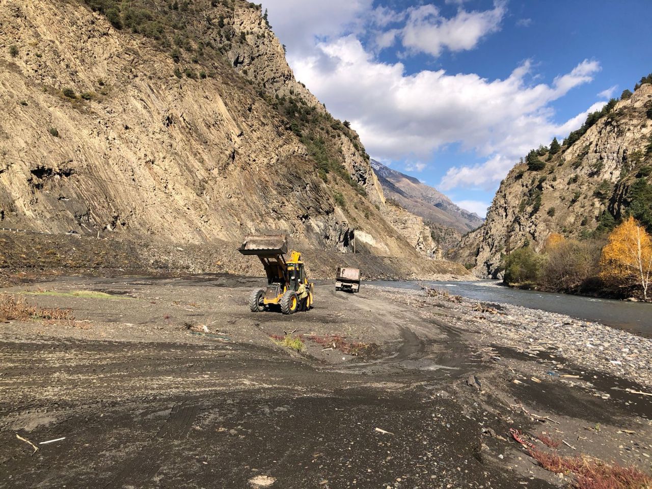 Дорожники Дагестана продолжают работы по благоустройству дорог